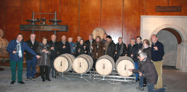 LLENADO DE LAS CUBAS DEL VINO RESERVADO PARA EL MILENARIO DEL NACIMIENTO DEL SANTO