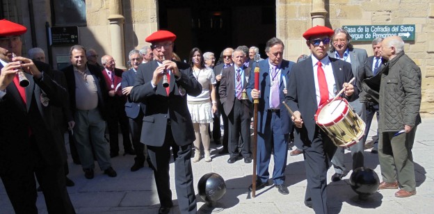 Y EL 25 DE ABRIL … SALIÓ LA GAITA CON EL TAMBORIL